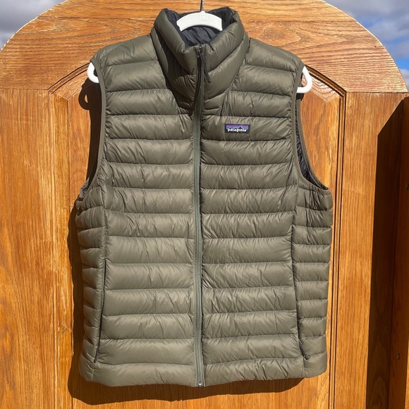 EUC Patagonia Men’s Down Sweater Puffer Vest (Green/Black) Size: Large - Picture 2 of 9